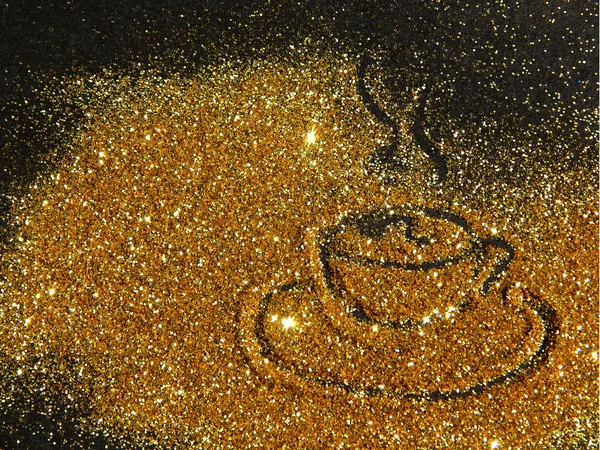 На черном фоне размытая золотая чашка кофе сверкает блестками — стоковое фото
