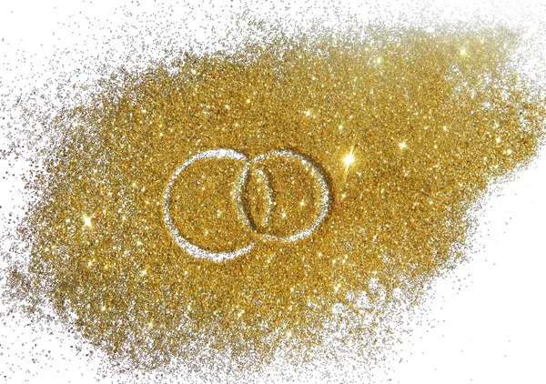 Två vigselringar på guld glitter glitter på vit bakgrund — Stockfoto