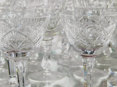 Kristal stemware ile güzel ışık yansımaları, arka plan olarak kullanılabilir