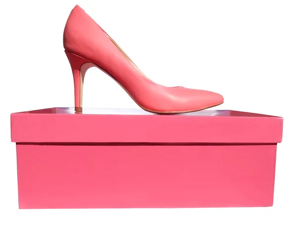 Zapato de tacón alto rosa está en la caja rosa, aislado sobre fondo blanco —  Fotos de Stock