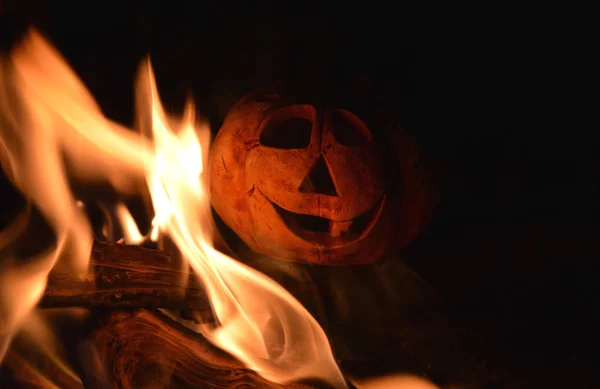Candlestick тыква и костер в темноте, символ Хэллоуина — стоковое фото