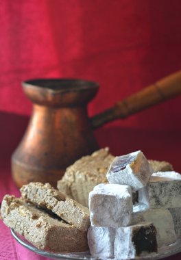 Eski Türk kahve tencere ve Orta Doğu sweets bordo yüzey ve bordo arka plan bakır