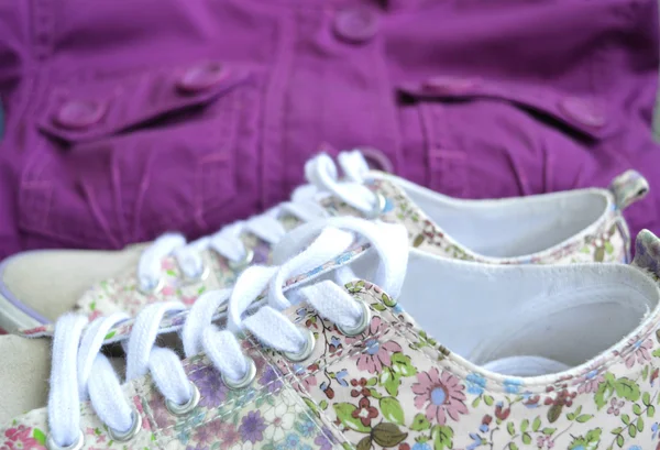 Beautiful womanly shoes with flowers and purple jacket on the background. Bright autumn look — Stock Photo, Image