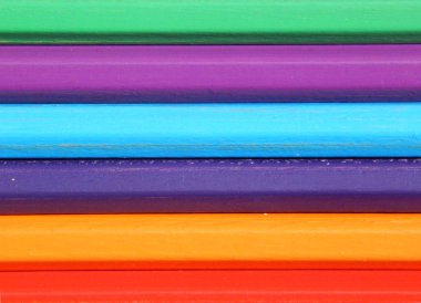 Arka plan yatay olarak yalan renkli kalemler