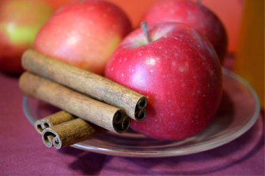 Elma ve tarçın sopa uçan daire mor yüzeyi Tarih