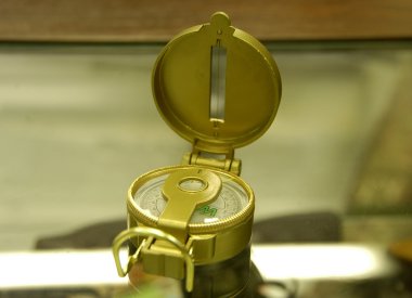 Altın metal çerçeve içinde pusula