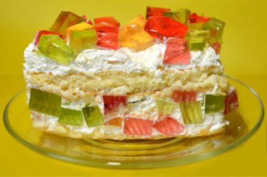 İştah açıcı reçelli kek üzerine şeffaf çanak sarı bir arka plan üzerinde