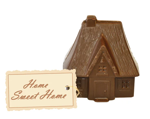 Chocolade huis en kaart met Home Sweet Home, tekst op witte achtergrond — Stockfoto