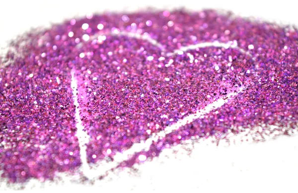 Rozmyte tło z sercu fioletowy brokat blask na białej powierzchni — Zdjęcie stockowe