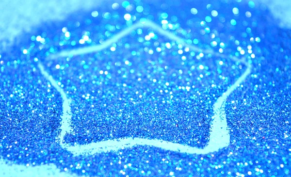 Fond abstrait flou avec étoile de paillettes bleues scintille sur la surface bleue — Photo