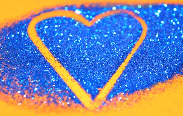 Fondo abstracto borroso con corazón de brillo azul en la superficie naranja —  Fotos de Stock