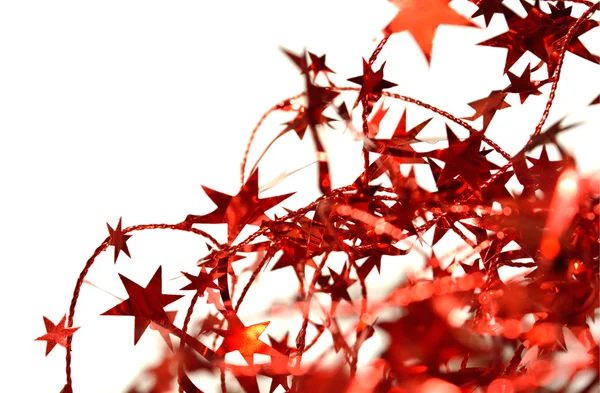 Wazig abstracte achtergrond van rode kerst garland met rode sterren op wit — Stockfoto