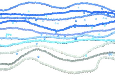 Arka plan iş parçacığı üzerinde beyaz mavi, beyaz ve Gümüş Boncuklar ile