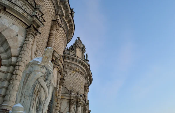 Mooie katholieke kerk tegen een heldere blauwe hemel — Stockfoto
