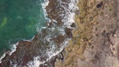 Akdeniz 'in kayalık kıyı manzarası, kıyı manzarasına doğru değişiyor.