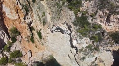 Güzel, gizli bir körfezin havadan görünüşü