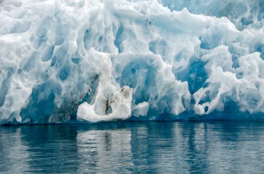 Bir buzdağının mavimsi buzunun ayrıntıları