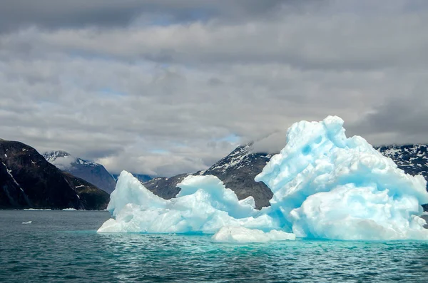 Kék Jéghegy Egy Fjordban Hegyvidéki Háttérrel — Stock Fotó