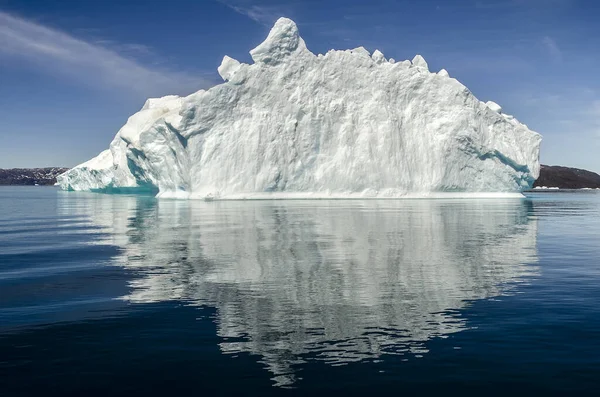 Bug Eines Schlauchbootes Segelt Zwischen Eisbergen — Stockfoto