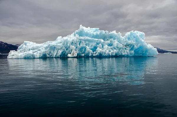 Iceberg Bluastro Una Giornata Nuvolosa — Foto Stock