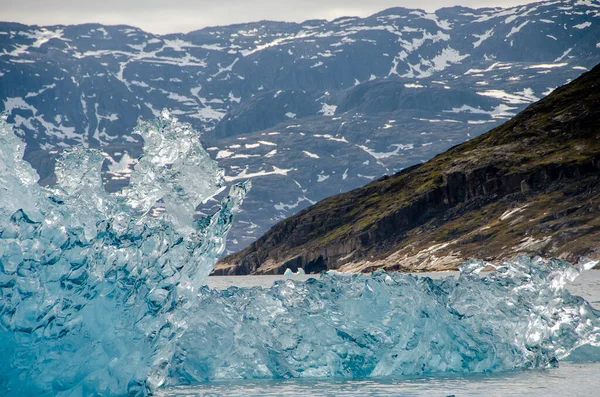 Transparent Ett Smältande Isberg Med Snötäckta Berg Bakgrunden — Stockfoto