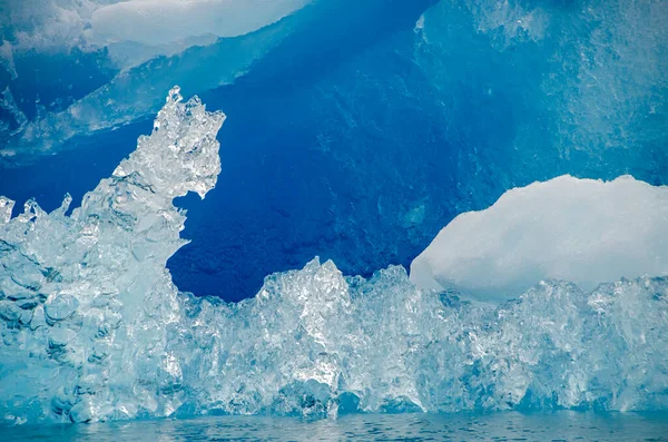 Ghiaccio Trasparente Iceberg Con Ghiaccio Bluastro Sullo Sfondo — Foto Stock