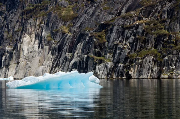 Pequeno Iceberg Com Uma Parede Pedra Fundo — Fotografia de Stock