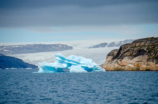 靠近冰川前部的蓝色冰山 — 图库照片