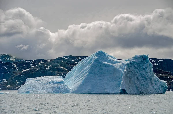 Dağlık Bulutlu Bir Arkaplanı Olan Buzdağı — Stok fotoğraf
