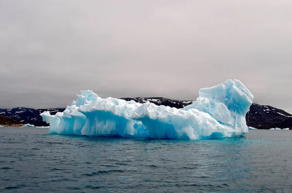 Blåaktigt Isberg Med Molnig Himmel — Stockfoto