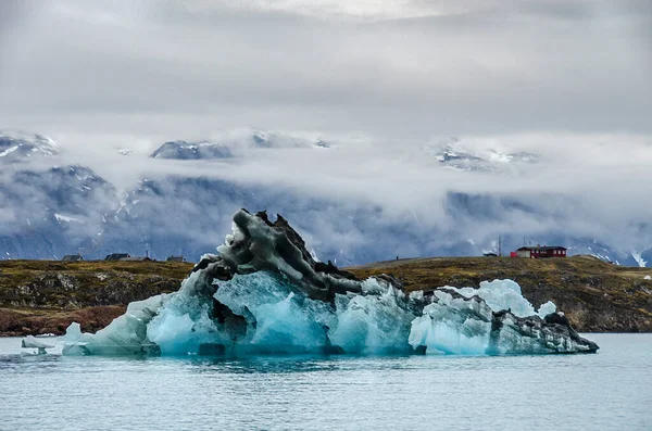 Iceberg Preto Com Casas Típicas Vegetação Montanhas Atrás — Fotografia de Stock