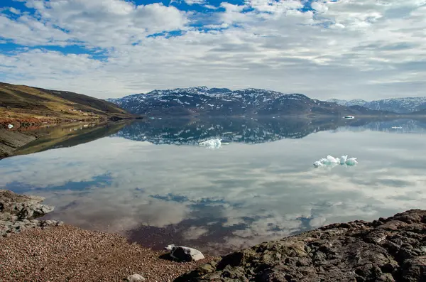 Paisaje Marino Fiordo Con Mar Muy Tranquilo Pequeños Trozos Hielo —  Fotos de Stock