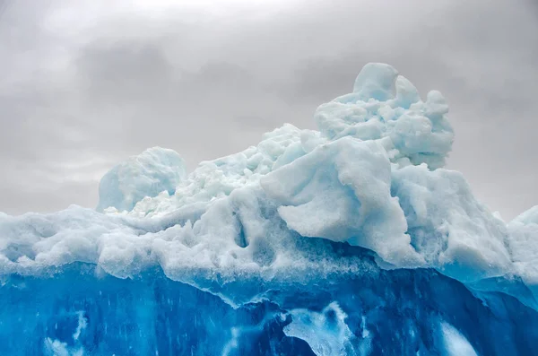 Iceberg Bleuâtre Dans Ciel Gris — Photo
