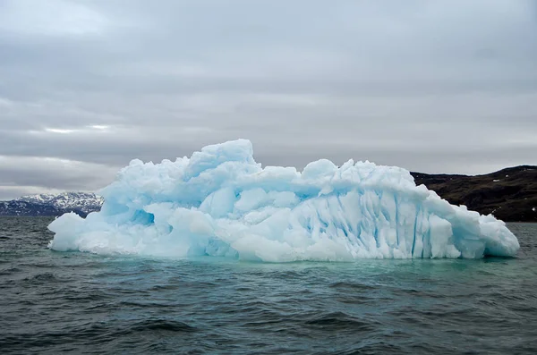 灰色の日の氷山 — ストック写真