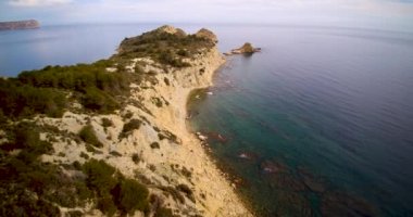 İspanya 'nın Akdeniz kıyısındaki bir pelerinin drone görüntüsü