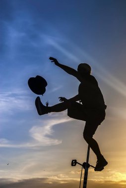 Külkedisi kalesinin dikey görüntüsü gece mavi ışıkla aydınlatılmış ve arka planda havai fişekler var.. 