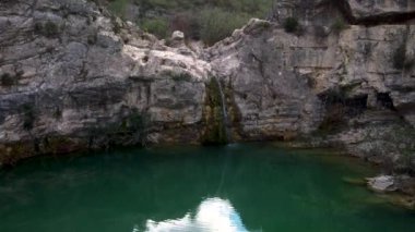 Gökyüzünden güzel bir şelale ve yeşil gölet manzarası. 