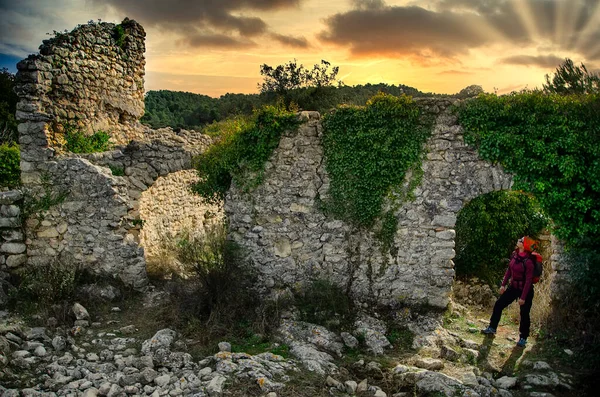 Güneşli, kadim bir bozkır köyünün kalıntıları enkazı keşfeden bir kızı aydınlatıyor.