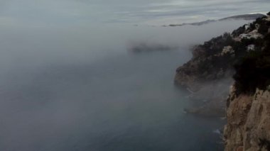 Sisli bir günde uçurumdan uçmak. Ned 'de uçurumun tepesinde bir ev beliriyor.