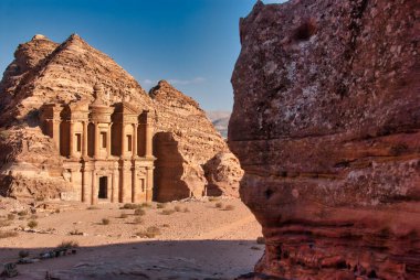 Antik Petra şehrindeki Nabateans Manastırı 'nın oyulmuş tapınağı.