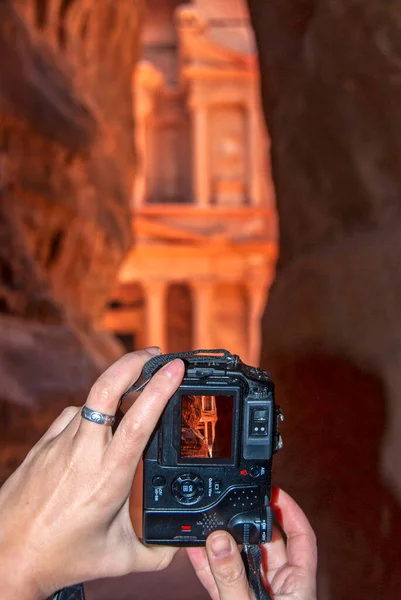 観光客は 峡谷のネッドでペトラの財務省の写真を撮る Siq — ストック写真