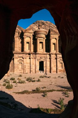 Petra 'daki manastırın dikey görüntüsü, küçük bir mağaranın içinden.