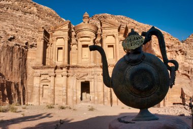 Petra 'daki manastırın oyulmuş tapınağının önünde eski çaydanlık.
