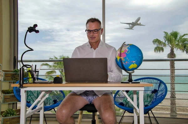 Hombre Negocios Mediana Edad Planeando Vacaciones Cómodamente Desde Casa Por Imagen de stock