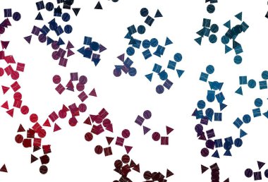 Açık mavi, kırmızı vektör çemberli çokgen biçiminde. Çemberler, üçgenler ve küplerle soyut gradyan çizimi. İş ilanınız için akıllı tasarım.