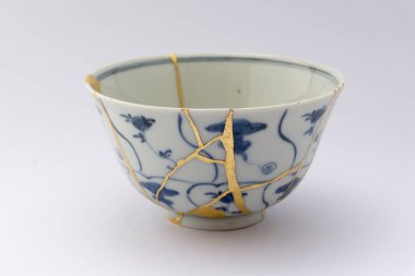 Kintsugi beyaz ve mavi antika Kintsukuroi, gerçek altın restorasyonu.