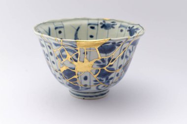 Kintsugi beyaz ve mavi antika Kintsukuroi, gerçek altın restorasyonu.