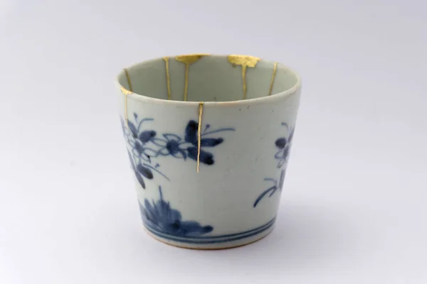 Kintsugi Antika Soba Bardağı Kusurun Güzelliği Japon Zanaatkar Geleneksel Kintsukuroi — Stok fotoğraf