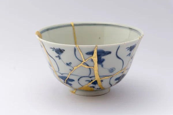 Kintsugi Branco Azul Antigo Kintsukuroi Restauração Ouro Real — Fotografia de Stock