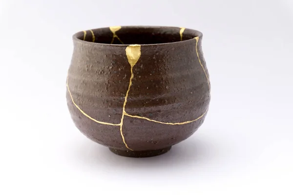 Чашка Чая Коричневым Чаем Кинцуги Восстановление Золотых Трещин Старой Японской — стоковое фото